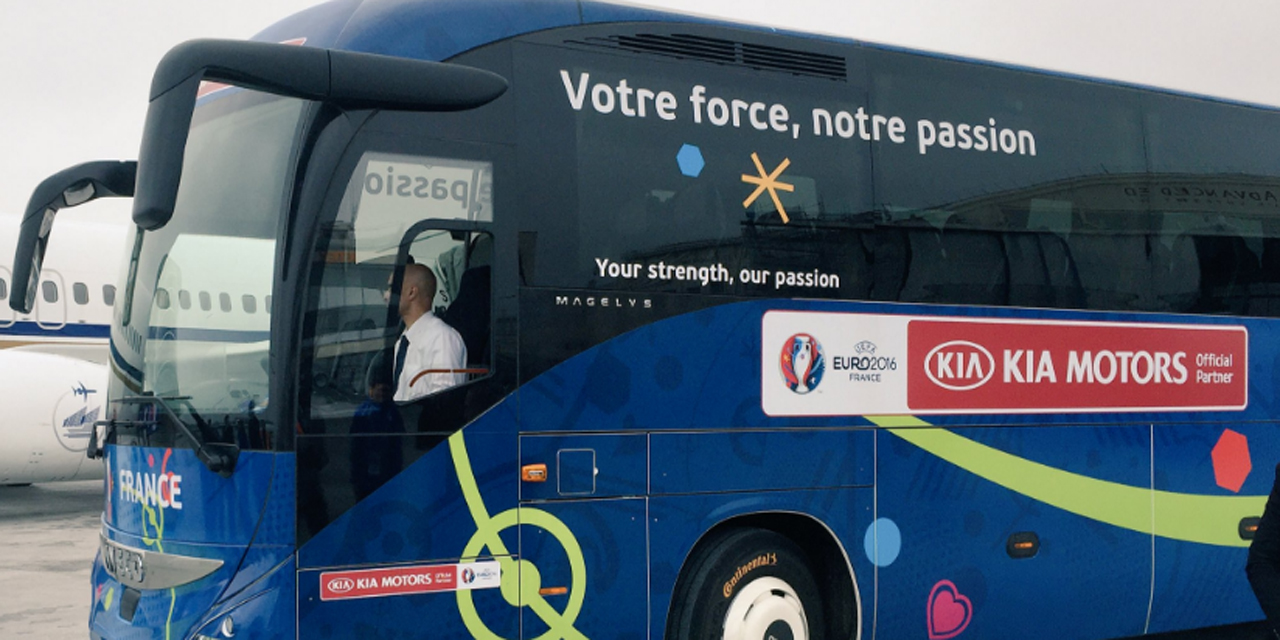 Euro-2016-nouveau-bus-et-nouveau-slogan-pour-les-Bleus