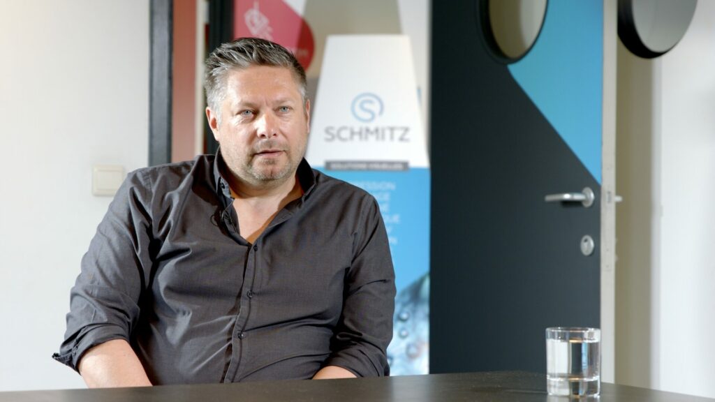 Photo article efi bruno schmitz close during interview